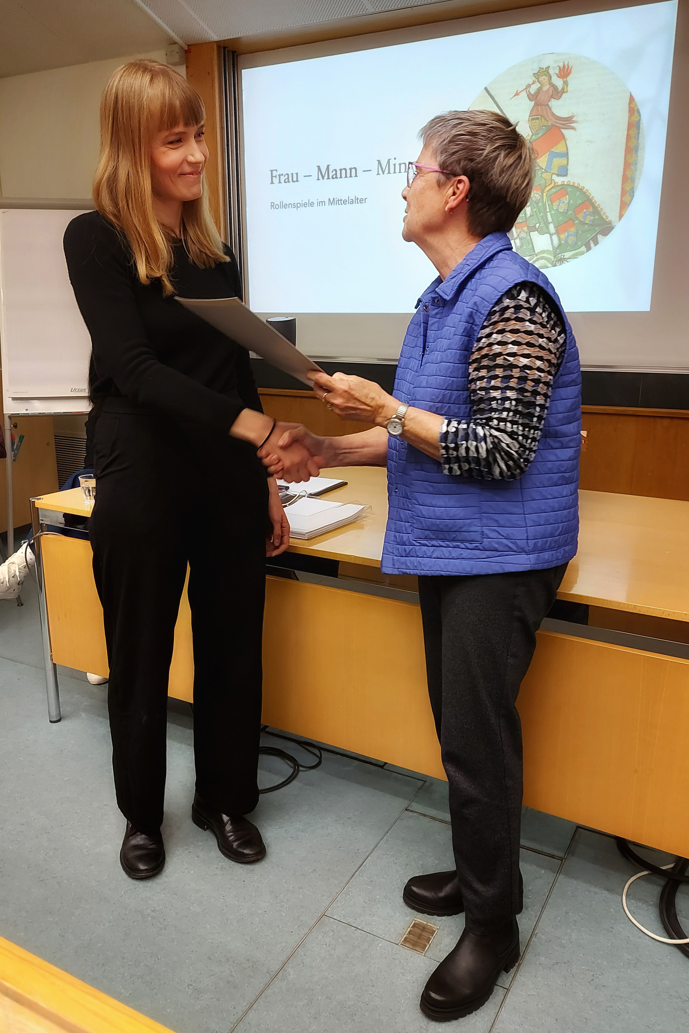 Das Bild zeigt Solange Morel, die Preisträgerin 2023, mit Claudia Brinke von der Chapterleitung bei der Preisverleihung.