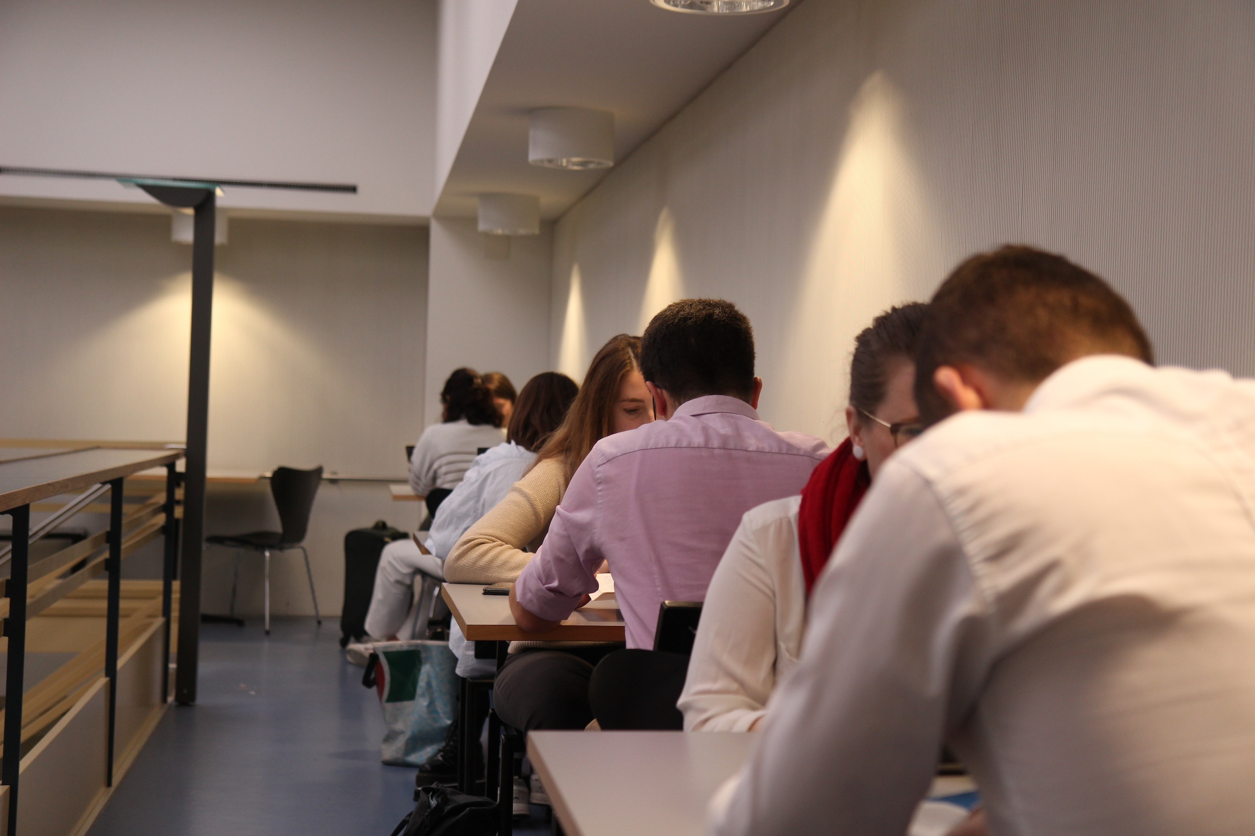 Das Bild zeigt Studierende im Lernraum am Deutschen Seminar, sie sitzen konzentriert an kleinen Tischen, über ihre Texte gebeugt.