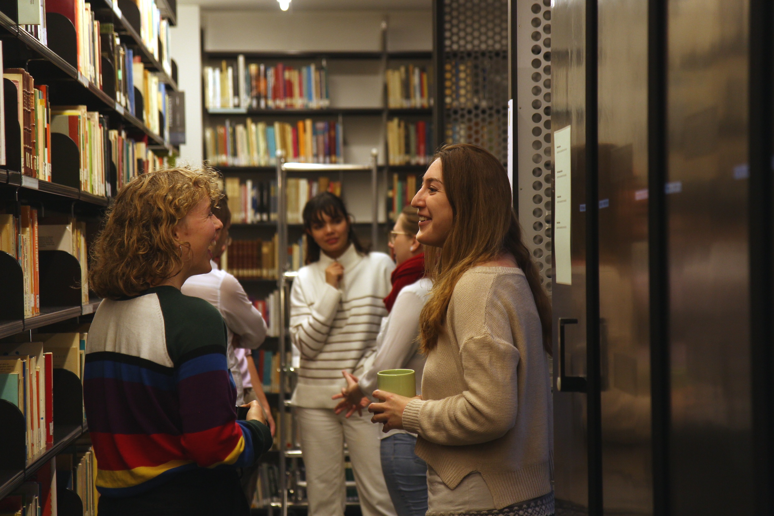 Das Bild zeigt eine Gruppe von Studierenden in de Bibliothek am Deutschen Seminar.