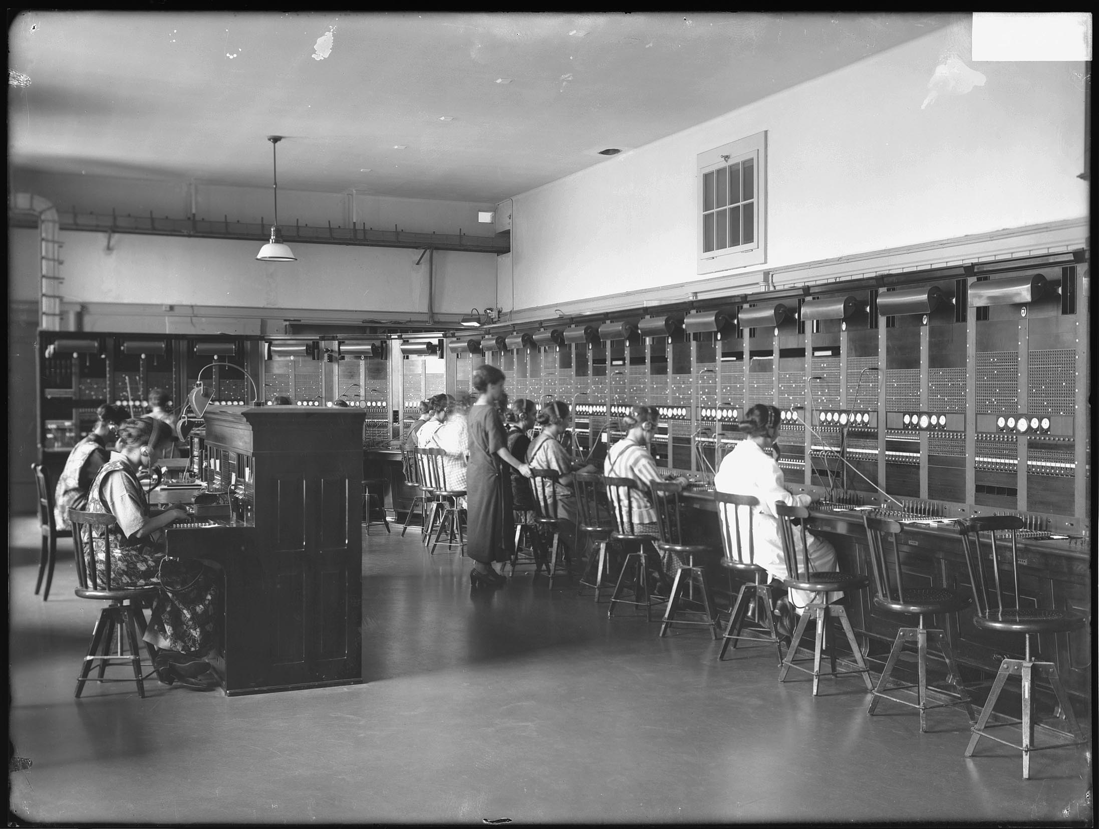 Telefonistinnen bei der Arbeit in der Telefonzentrale Aarau 1924