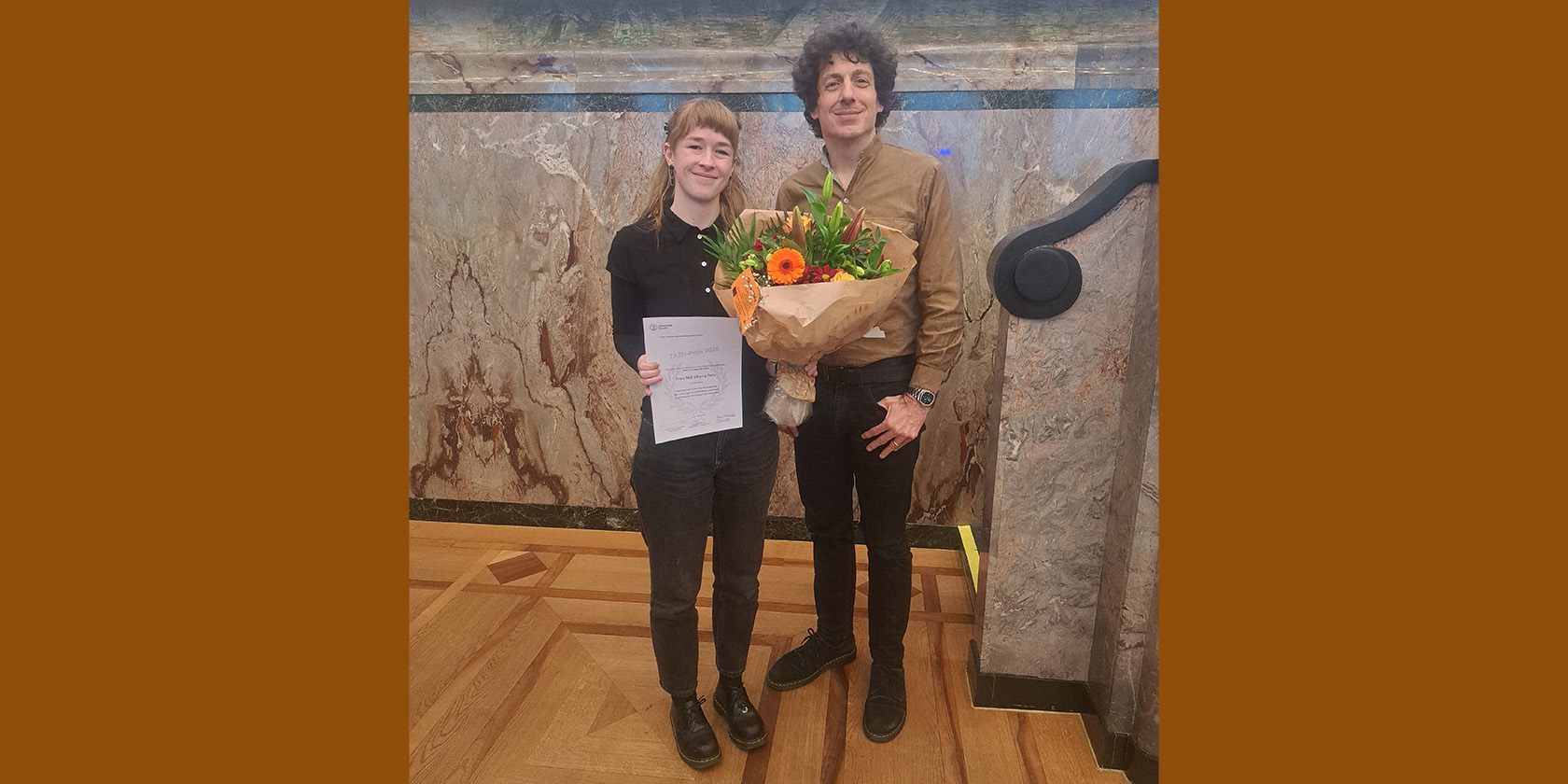 Foto von Shana Fehr und Philipp Theisohn in der Aula.
