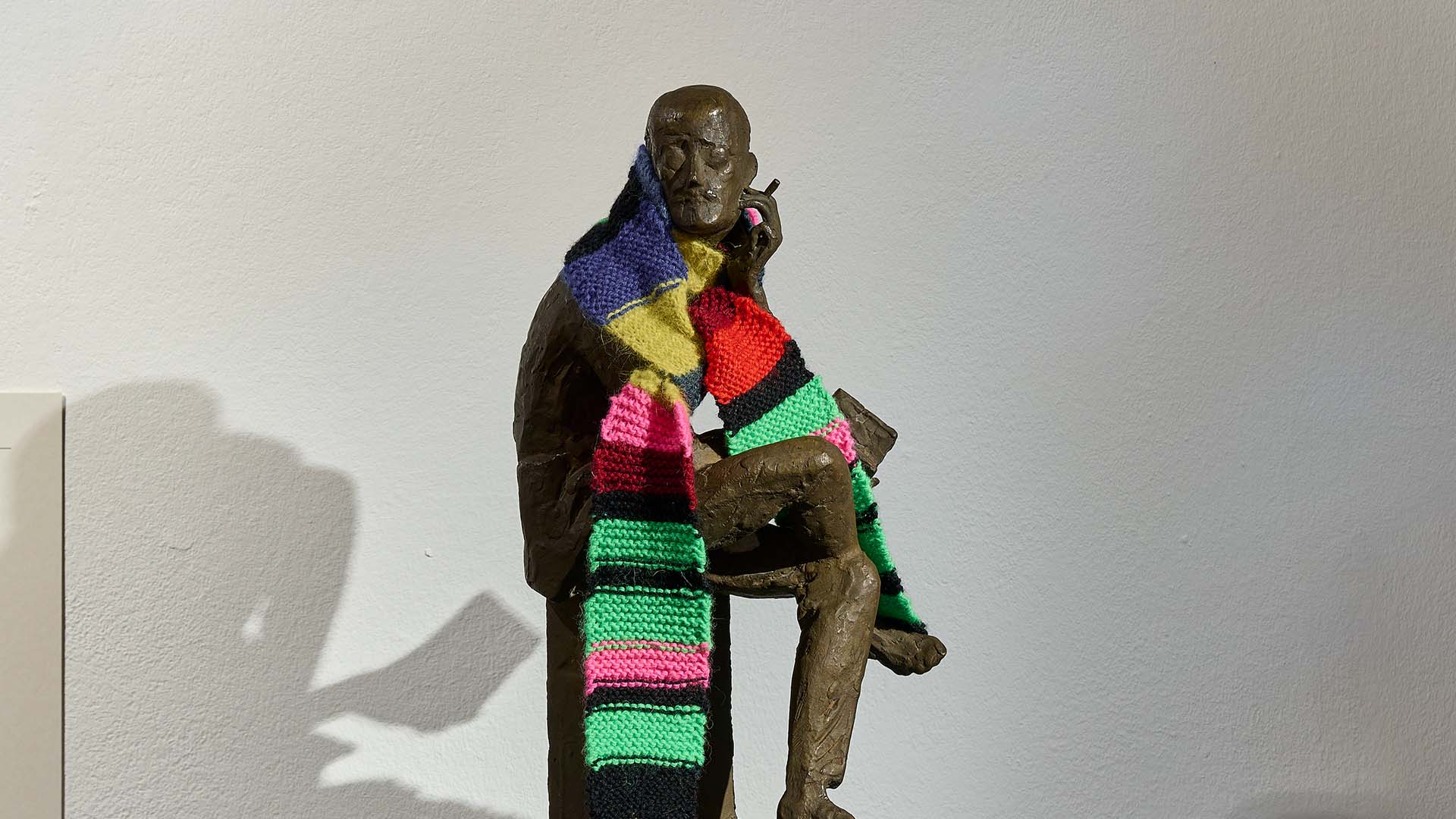 Das Bild zeigt eine Bronzestatue von James Joyce, auf der er einen bunten Schal trägt.