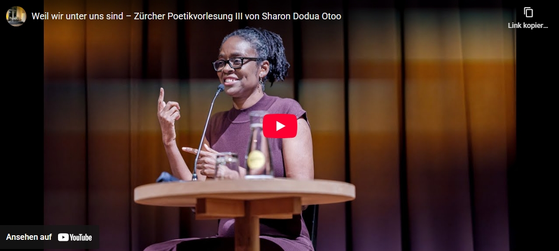 Sharon Dodua Otoo auf der Bühne im Literaturhaus Zürich