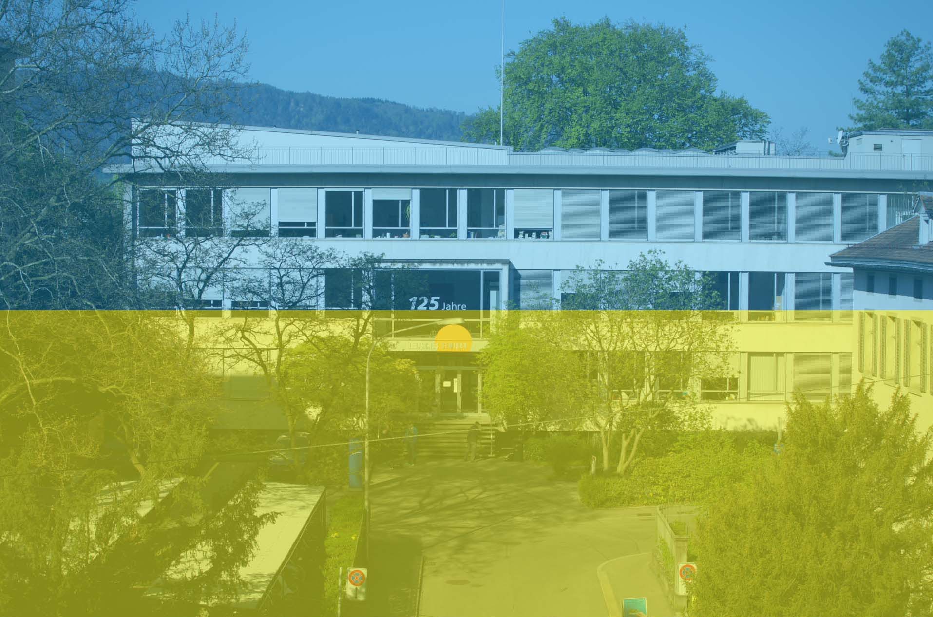 Das Foto zeigt das Seminargebäude mit den Farben der ukrainischen Flagge