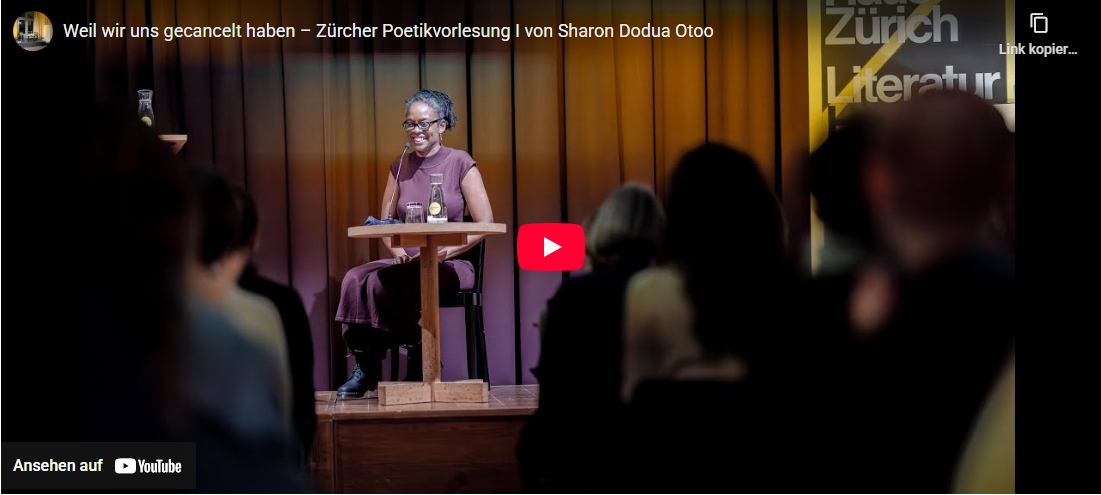 Sharon Dodua Otoo auf der Bühne im Literaturhaus Zürich