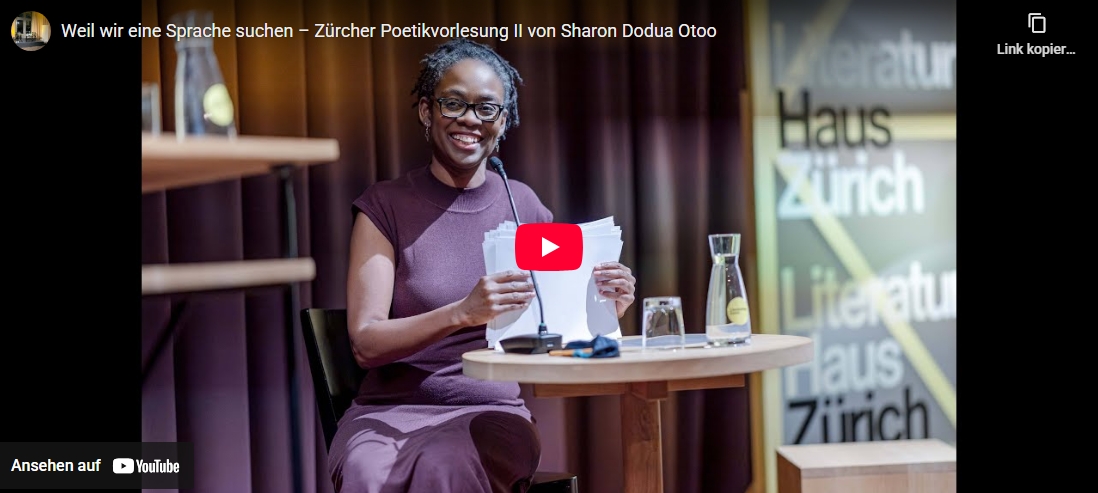 Sharon Dodua Otoo auf der Bühne im Literaturhaus Zürich