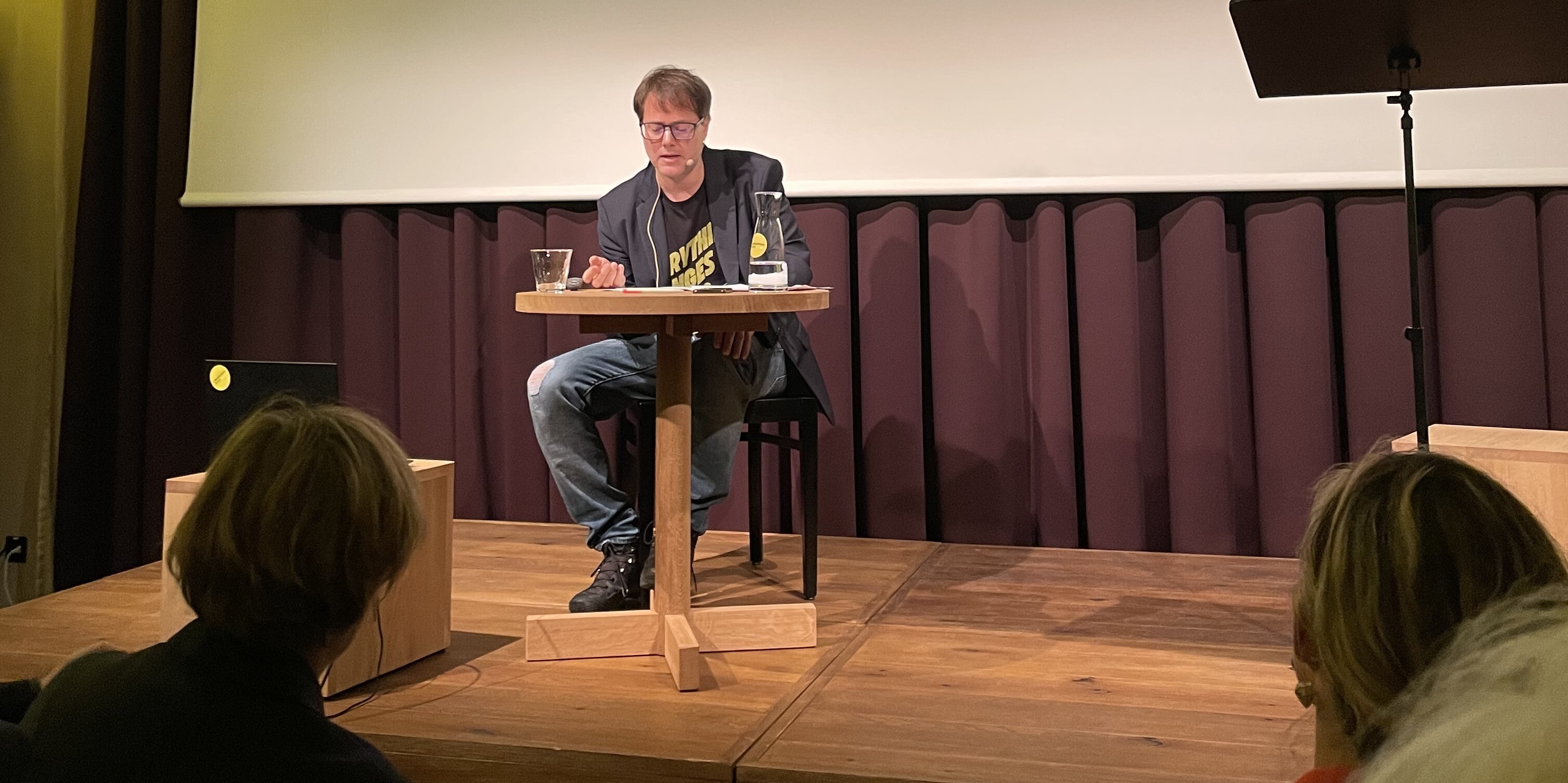 Das Bild zeigt links den Buchumschlag von "Die Flurnamen der Gemeinde Glarus" und rechts die Mitglieder des Chapters am Spaziergang durch Glarus bei wunderbarem Wetter.