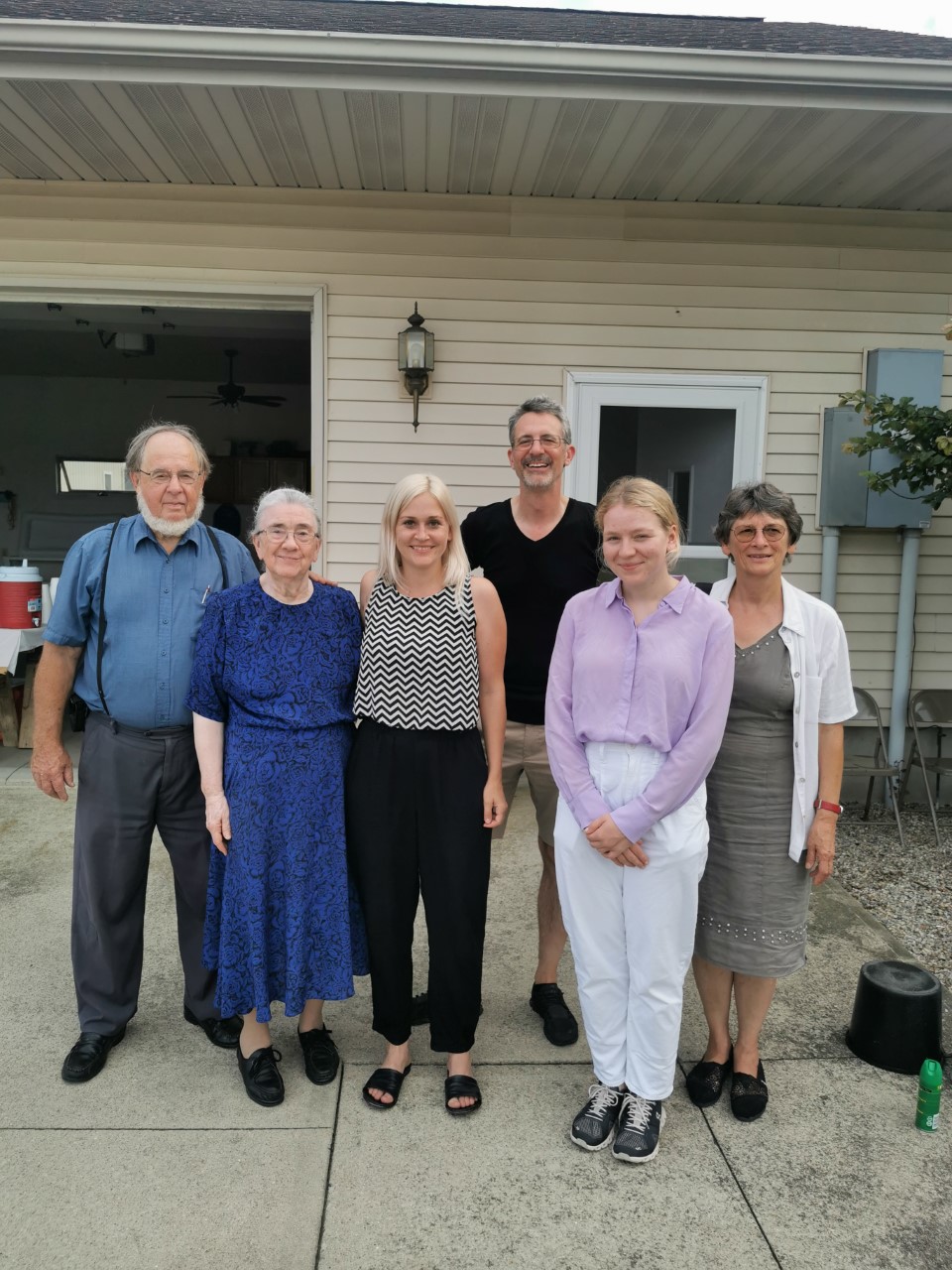 Anja Hasse, Guido Seiler, Coralie Aschwanden und Elvira Glaser (v.l.n.r.) neben zwei unserer ex-amischen Gewährspersonen (August 2021, Adams County, IN)