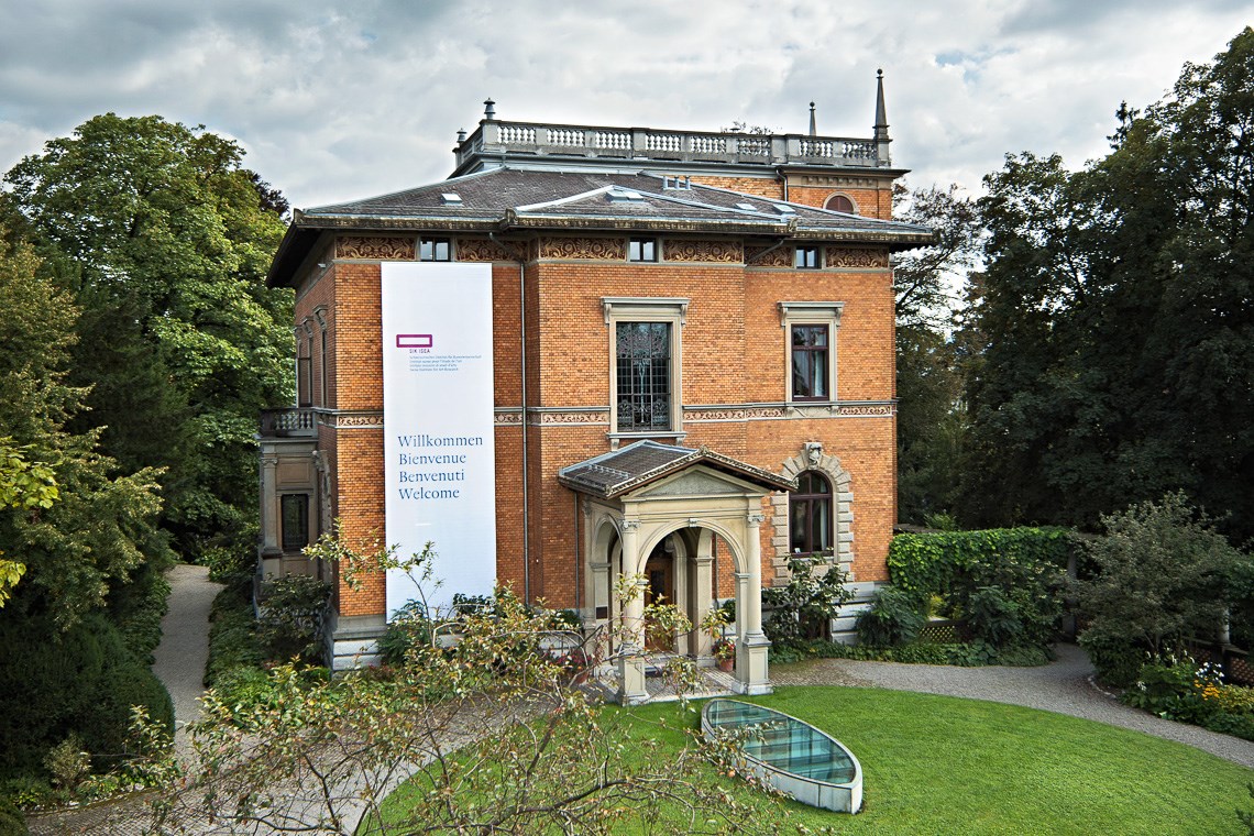 Das Bild zeigt die Villa Bleuler in Zürich vom Park aus.