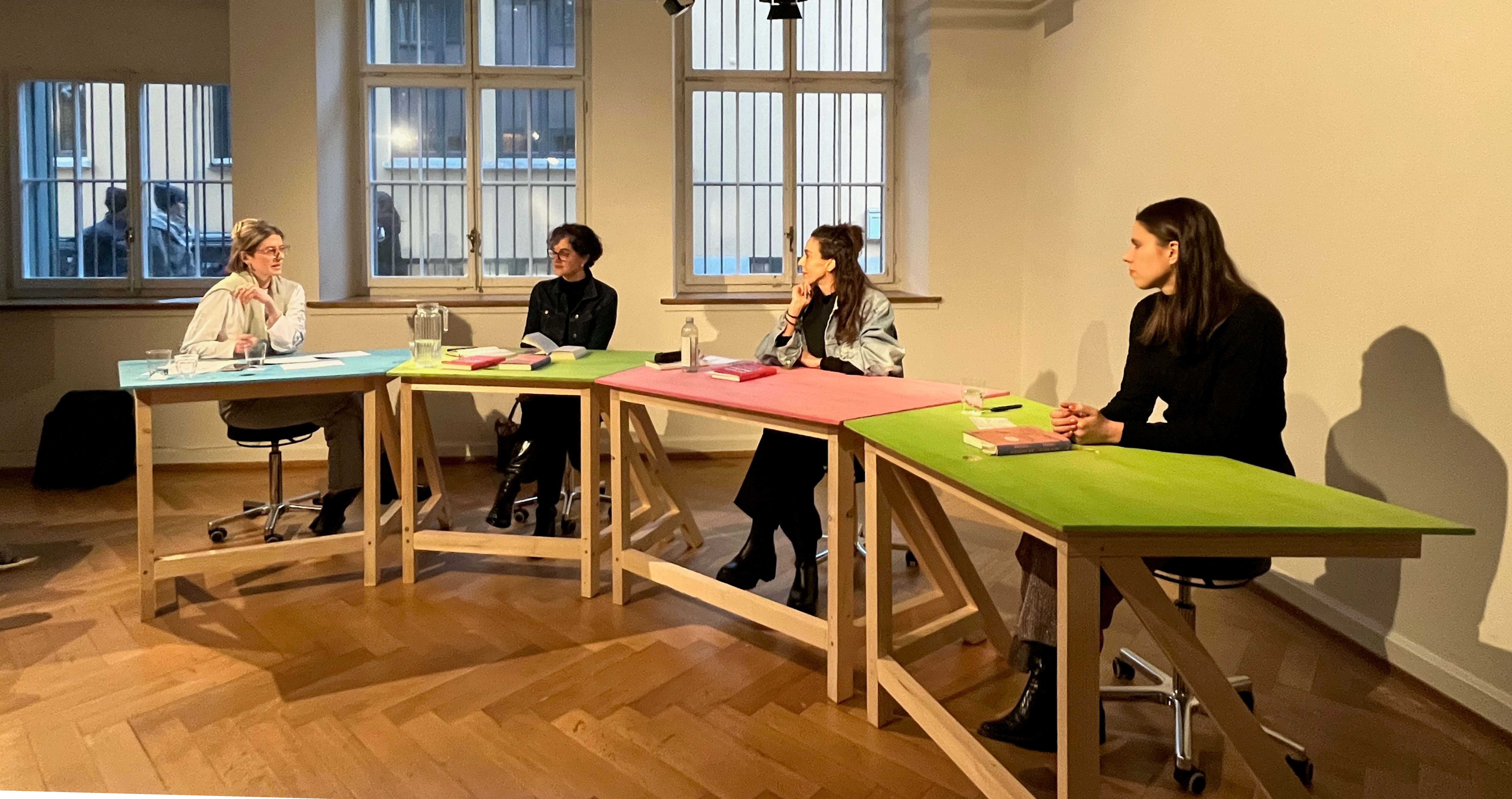 Die Diskussionsrunde im Strauhof ist konzentriert dabei.