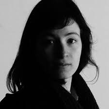 portrait von laura rosseel, kopf leicht abgedreht und in die Kamera schauend, schwarz-weis